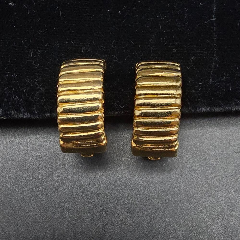 Gay Boyer Ribbed Gold Tone Hoop Clip On Earrings VIntage Costume Jewelry